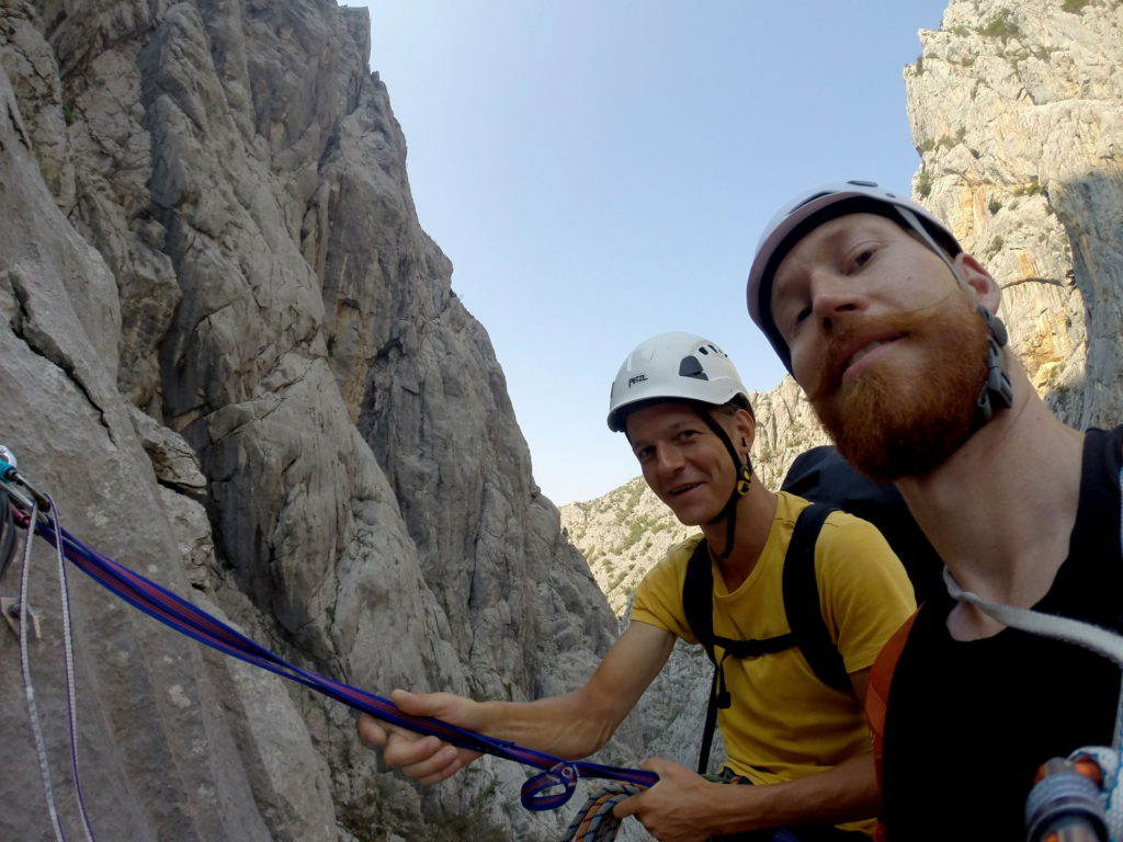 Erster Klettertag in Paklenica - 5 KLetterer in gleichen Seillänge. Hier Markus und Oli.