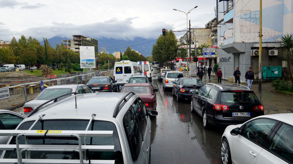 Stadtrundfahrt in Tirana um die Mittagszeit...