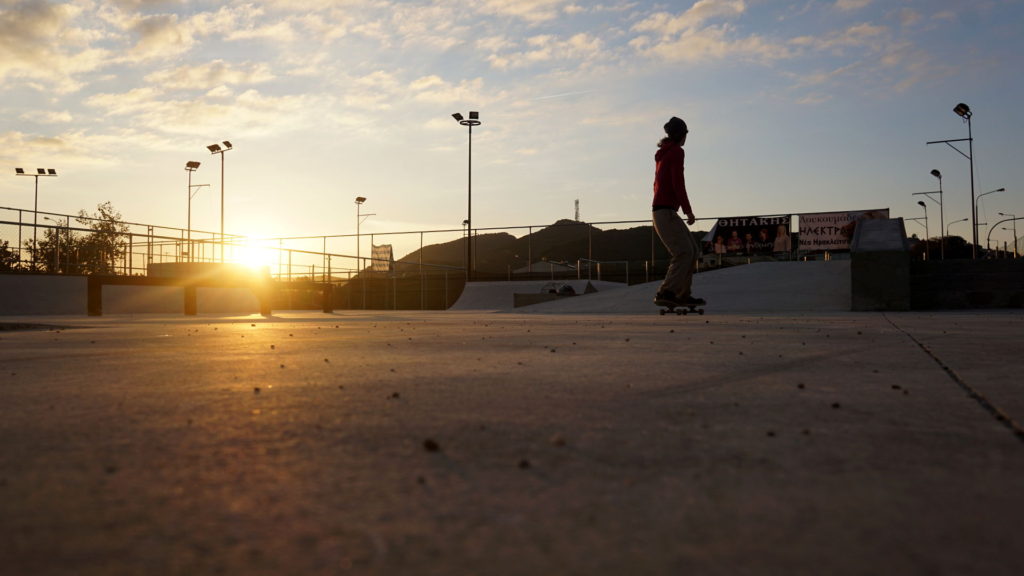 Skateboarden bei Sonnenaufgang