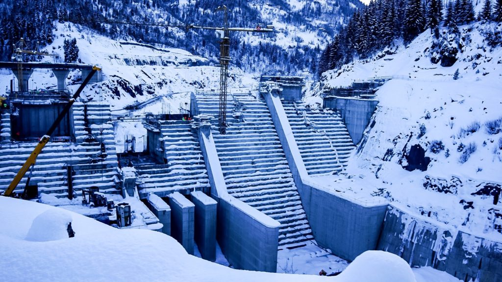 Grosser Staudamm, gearbeitet und betoniert wird auch in eisiger Kälte