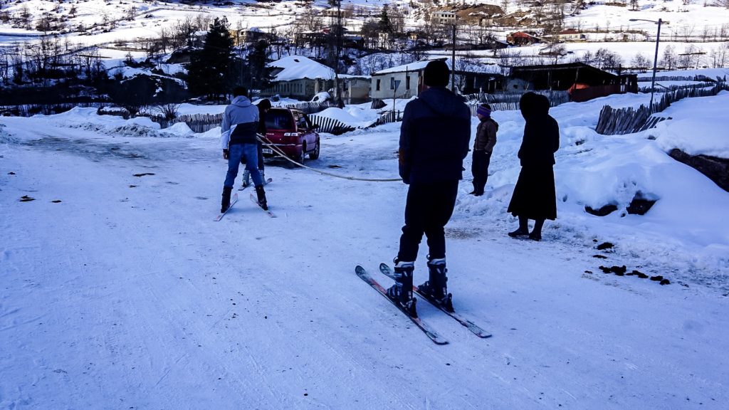 Georgischer Skilift; die Jungs fuhren dann in einem Höllen Tempo runter, kreuzten die Hauptstrasse und über eine Schanze ging es nach Hause