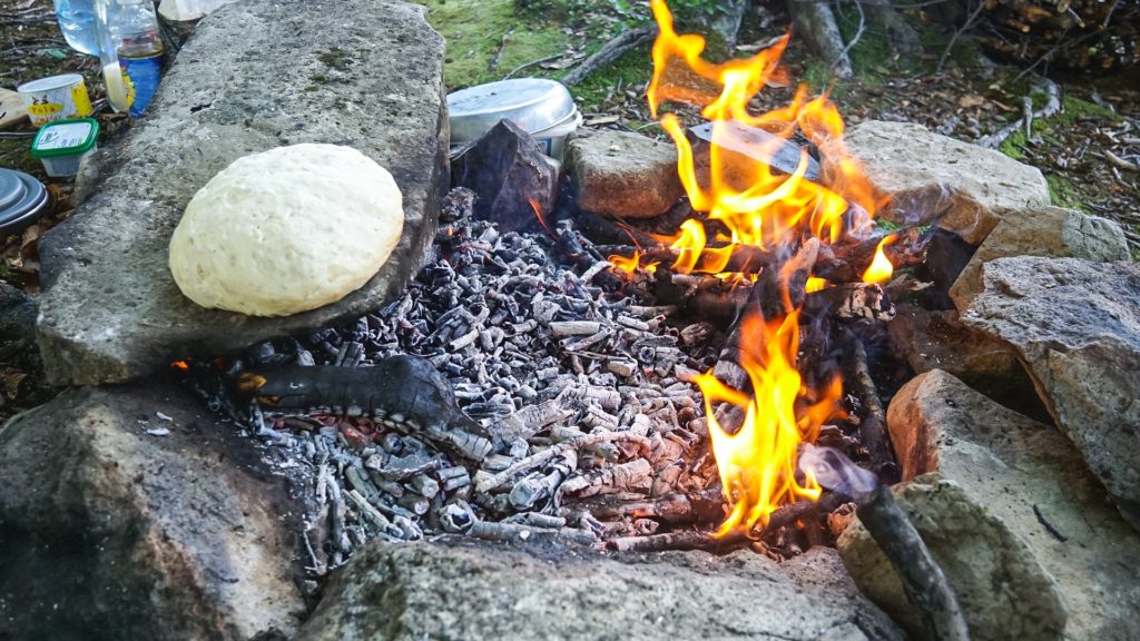 Und auch frisches Brot wird direkt am Feuer gemacht