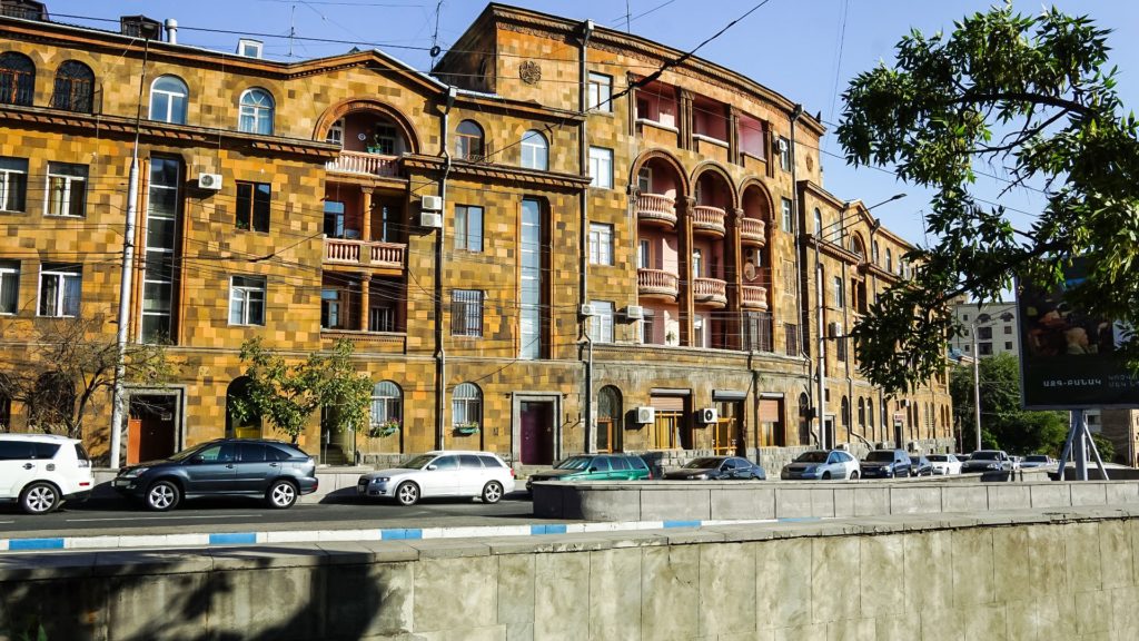 Häuserfront in Jerewan im armenischen Baustil