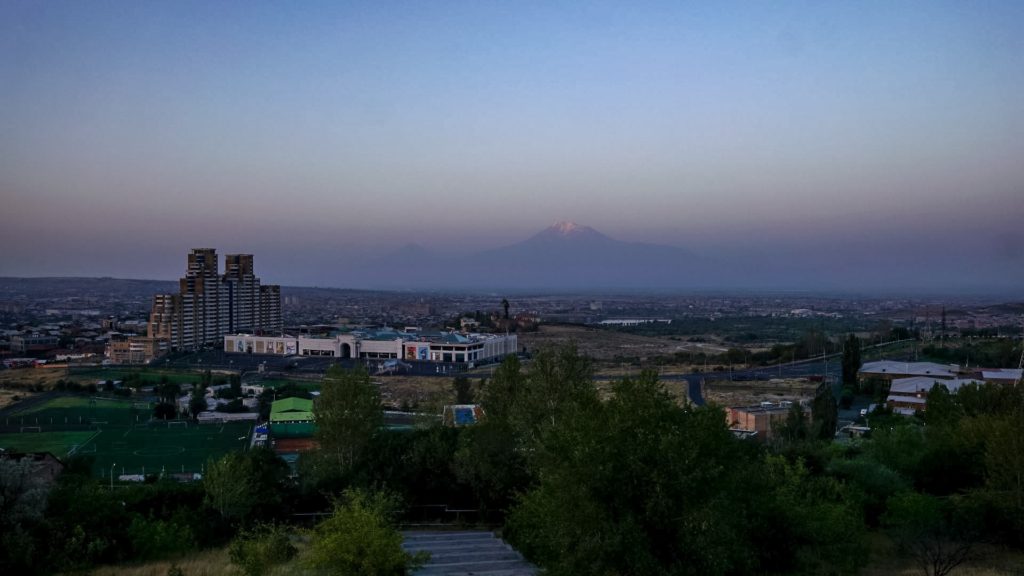 Nicht unweit von Jerewan liegt der Ararat in der Türkei - hier im Morgendunst